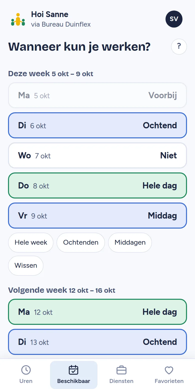 De medewerkersapp op een telefoon: de medewerker geeft per dag door of ze de hele dag, de ochtend of de middag kan werken.